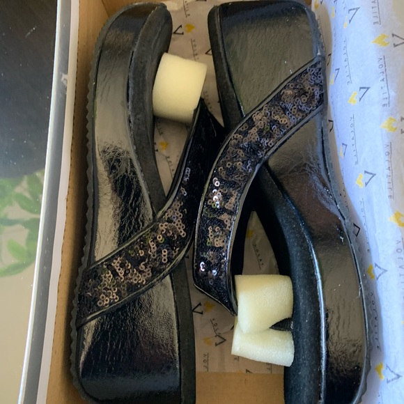 Volatile Sandals - Picture 3 of 4